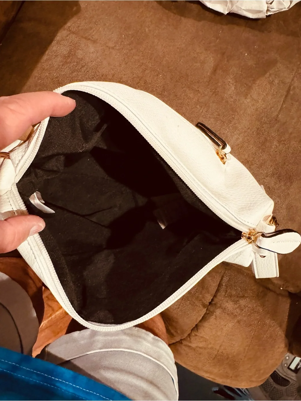 Imoshion White Crossbody Bag with Charger